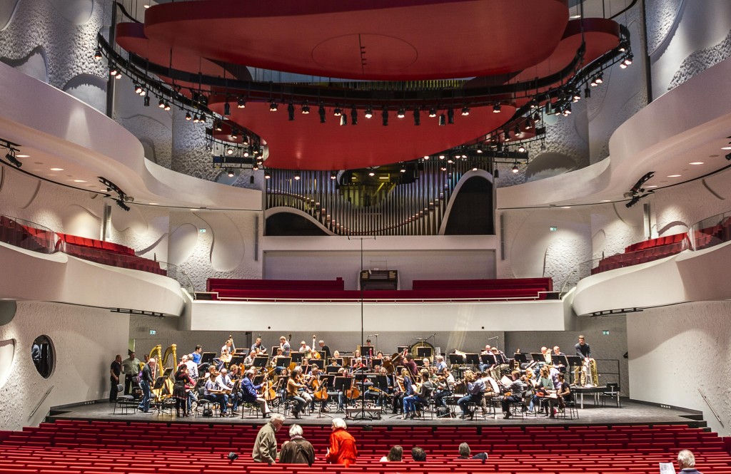 Shapes and Sounds: Designing concert halls with curves